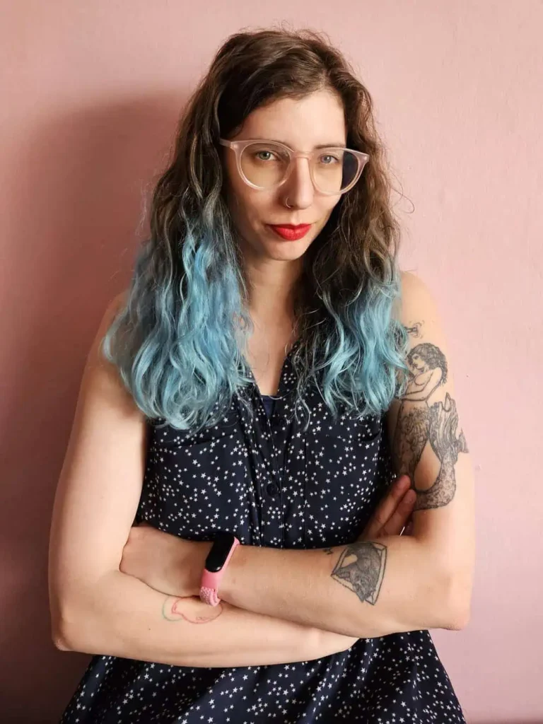 Portret autorki bloga na tle różowej ściany